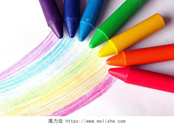 石油蜡笔蜡笔躺在纸上画的彩虹